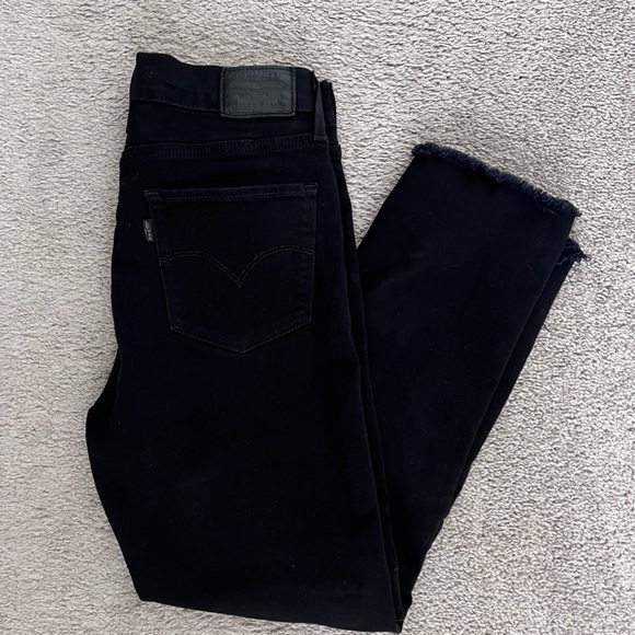 Women’s Black Levi’s - Picture 2 of 3